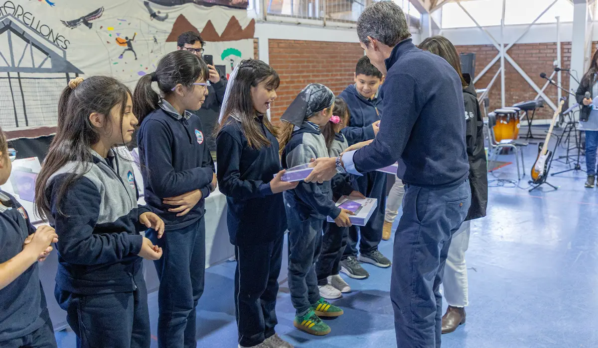Estudiantes del Colegio Farellones recibieron tablets por su puntaje Simce