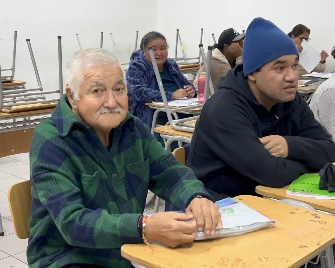Emocionante: Arturo Bello volvió al colegio a los 78 años para aprender a leer y a escribir