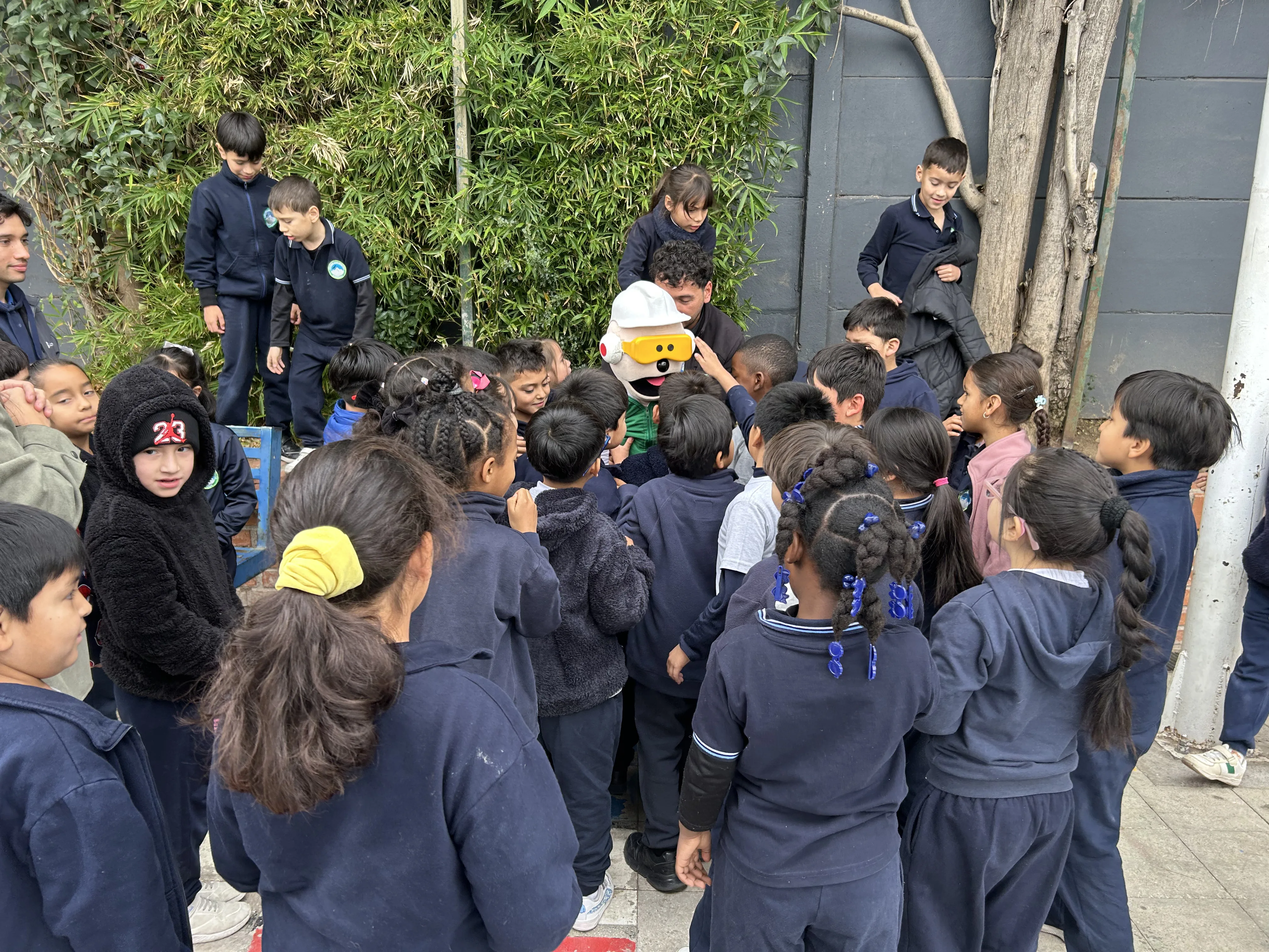 Segurito volvió a clases en CLB: alumnos de 2° básico tuvieron charla de seguridad educativa de la ACHS