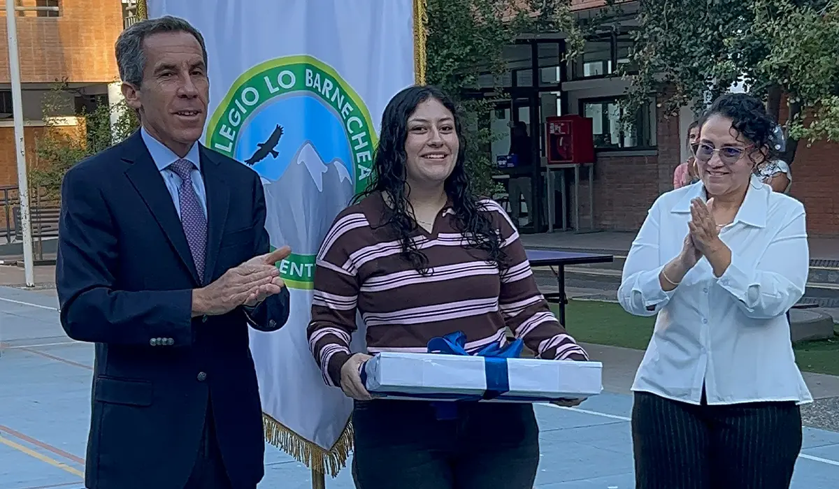 Puntaje Nacional de Colegio Lo Barnechea recibió un notebook por su rendimiento en la PAES